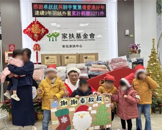 卓伯源化身聖誕老人 連9年捐贈羽絨衣溫暖家扶兒