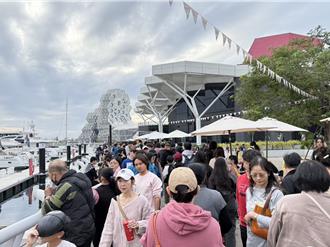 英熙娃娃现身高流中心！捷运运量爆表 高捷加开班次疏运