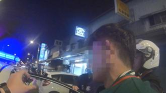 泰籍移工騎微電車逆行被攔查 嚇到手發抖喉糖盒藏毒當場露餡