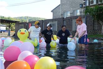 八弟脚滑落水！ 董仔不着急救人 急喊：拍到了吗？