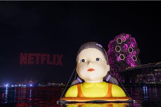 《鱿鱼游戏2》现身高雄！600台无人机壮观大秀「吸11万民眾朝圣」