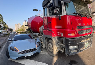 噴錢了！千萬名車Aston Martin遭混凝土車碰撞 車殼慘爆開