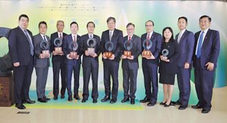 中信 金融界奧斯卡大滿貫