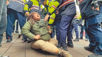 时论广场》青鸟越飞越少（周毓翔）