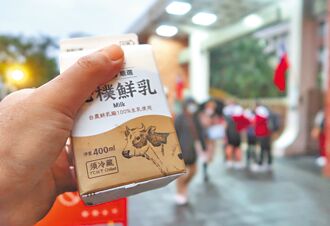 班班有鮮乳之亂 民團斥由孩子承擔