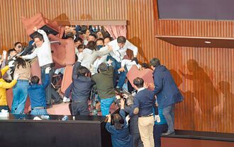 暴力癱瘓國會 打著民主反民主