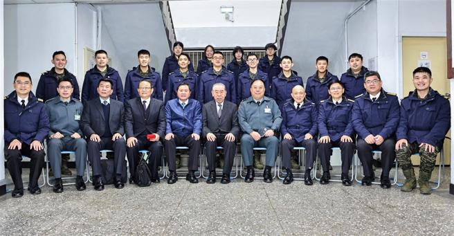 中华民国军人之友社荣誉理事长李栋梁与官兵合影。（记者刘宸玮摄）