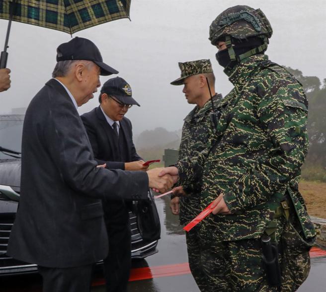 李栋梁前往偏远地区部队，慰问哨所执勤官兵，展现高度亲和力。（军人之友社提供）