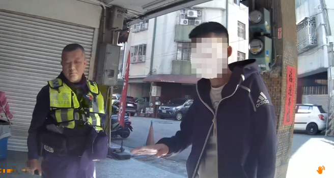 诡异怪男硬要进他家吓坏屋主，警获报紧急到场，发现只是乌龙一场。（翻摄画面）