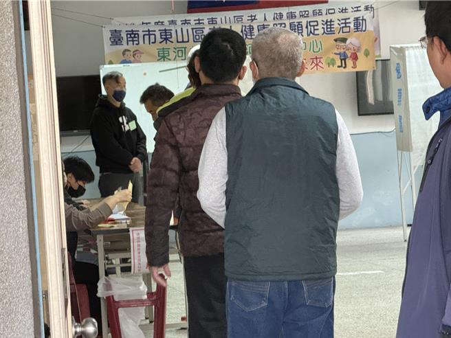 上午8时开始投票，东河社区活动中心就有许多民眾排队投票。（宝智华摄）