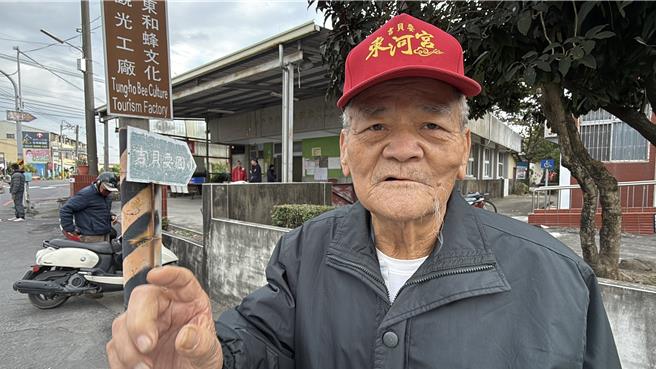 东河里里长吴火生上午8：20前往投票。（宝智华摄）