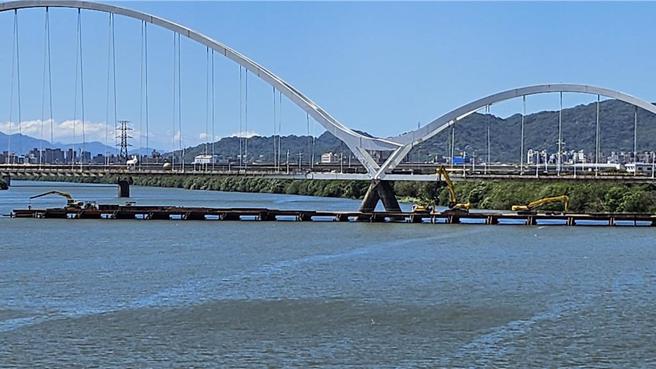 新月桥主桥段12月26日起夜间施工临时封闭，用路人须配合改道。（新北市高滩处提供）