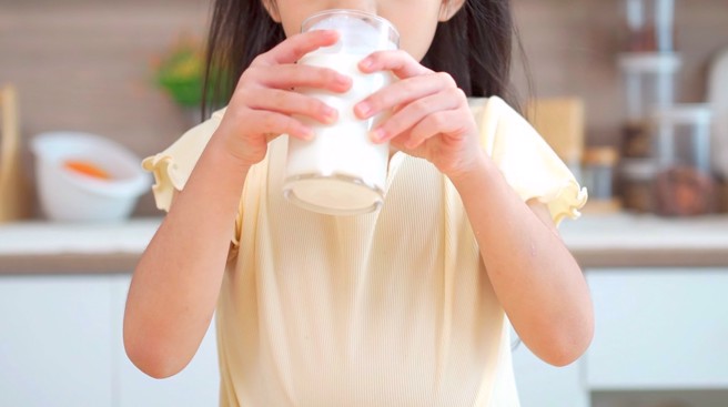 针对行政院宣布下学期停办国小「班班有鲜乳」政策，台北市积极寻求更好的解决方案，已徵得一家业者的配合意愿。（图：shutterstock／达志）