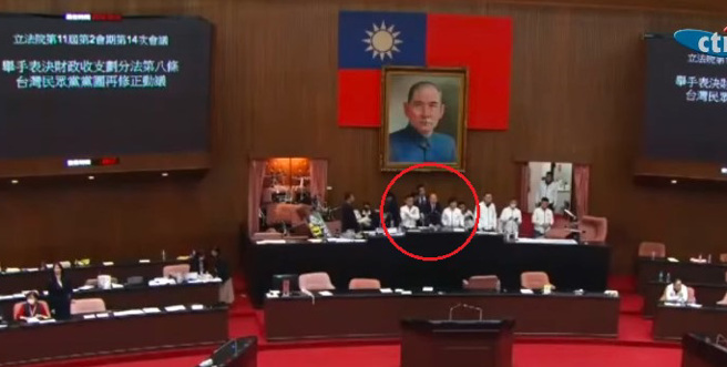 立法院20日表决财划法，蓝委郑正钤在表决白营版本时双手比X。(截自中天新闻)