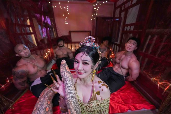 黃明志邀來王彩樺在新歌MV裡飾演蛇精。（亞洲通文創提供）