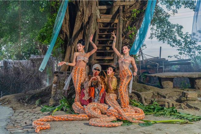 黃明志邀來王彩樺在新歌MV裡飾演蛇精。（亞洲通文創提供）