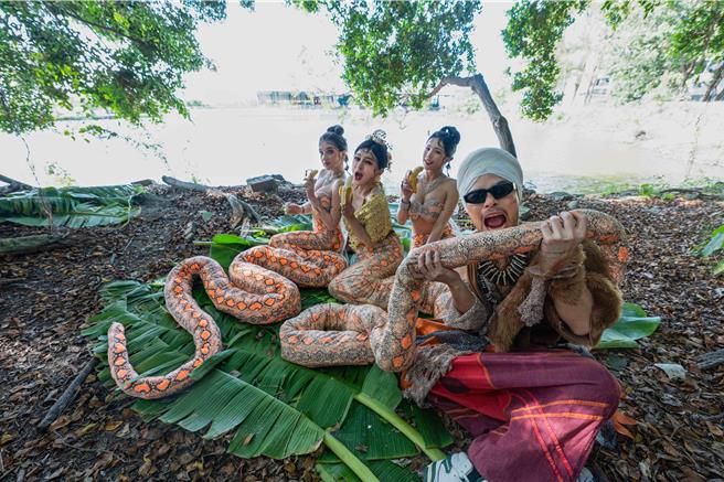 黃明志邀來王彩樺在新歌MV裡飾演蛇精。（亞洲通文創提供）