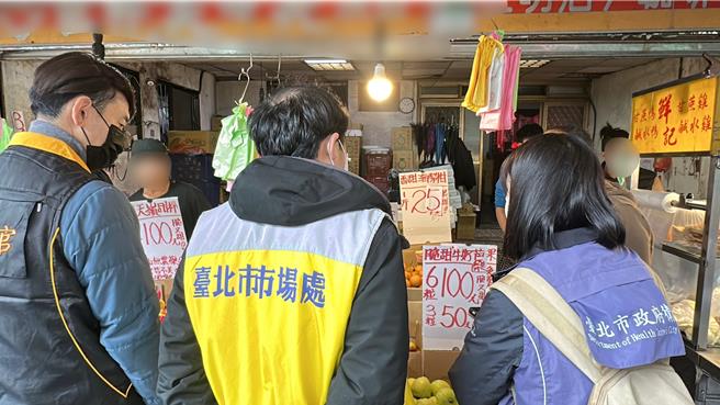 北市府相关局处与法务局消保官，21日突袭稽查于东湖市场遭民眾控诉疑似欺瞒贩售烂水果的水果摊。业者表示当下误拿NG水果给消费者，事后已向消费者退款并致歉。（台北市法务局提供／丁上程台北传真）