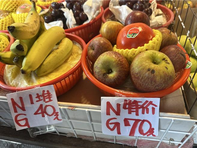 台北市内湖区东湖市场内某水果摊，遭民眾质疑用欺瞒的方式贩售烂水果。不过业者解释，现场的确有低价贩售的NG水果，当时仅是误拿给消费者，事后已经退款并致歉。（台北市法务局提供／丁上程台北传真）
