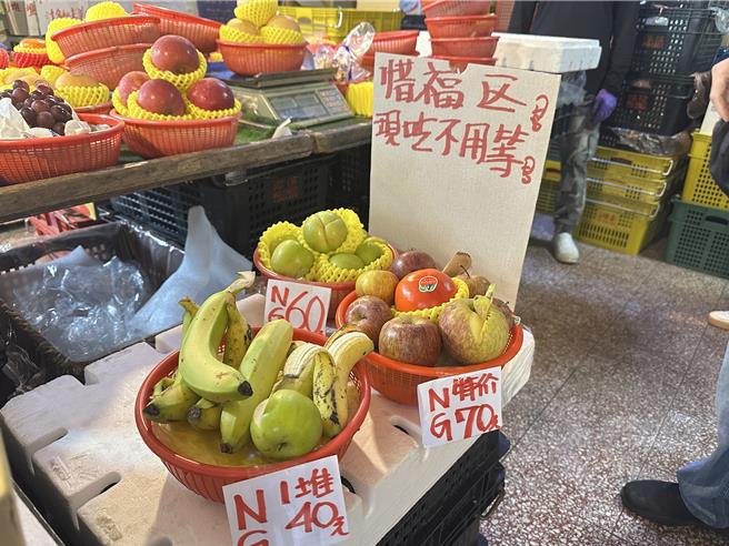 台北市内湖区东湖市场内某水果摊，遭民眾质疑用欺瞒的方式贩售烂水果。不过业者解释，现场的确有低价贩售的NG水果，当时仅是误拿给消费者，事后已经退款并致歉。（台北市法务局提供／丁上程台北传真）