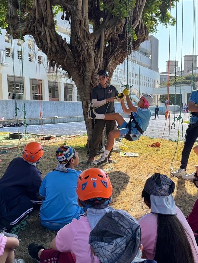 新竹市光華國中為讓孩子們在自然中學習與成長，推出「光華i探索」系列創新課程，其中光華i木育，結合國產木材議題與攀樹體驗課程，將探索教育理念融入實際教學。（新竹市政府提供／陳育賢新竹傳真）