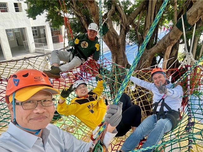 新竹市光華國中推出光華i木育課程，過程有挑戰更具趣味性，連市議員陳建名（左二）、林彥甫（左三）都來體驗。（新竹市政府提供／陳育賢新竹傳真）