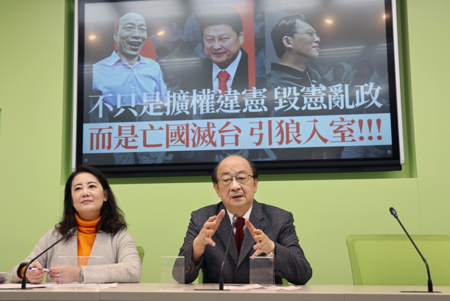 针对立法院20日院会蓝白联手通过「选罢法」、「宪法诉讼法」、「财划法」修正草案，民进党立法院党团总召柯建铭（右）、干事长吴思瑶（左）21日举行记者会，痛批立法院长韩国瑜、国民党团总召傅昆萁、民眾党团总召黄国昌毁宪乱政，更联手亡国灭台，引狼入室。（姚志平摄）