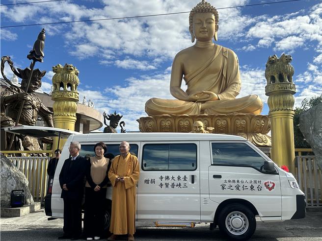 台东大佛寺与新北市三峡普贤寺21日联合捐赠1辆復康巴士给台东仁爱之家。左起台东仁爱之家董事长、台东县长饶庆铃、洪尧山大佛寺住持释宗道。（蔡旻妤摄）