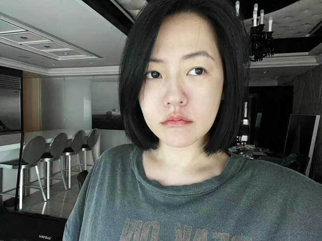 小S常在家中晒自拍照。（图／翻摄自elephantdee IG）