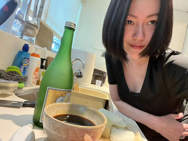 虽然家中厨房太小，小S仍常为家人下厨。（图／翻摄自elephantdee IG）