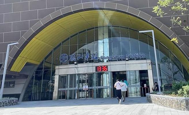 高雄臺铁凤山车站惊传意外，8旬翁疑似「看错月台」导致落轨遭自强号撞击，幸好他意识清楚，但脚部受伤送医。（纪爰摄）