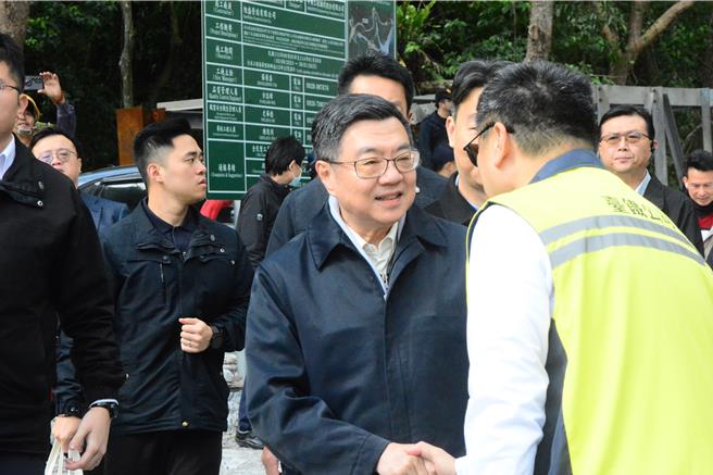 行政院长卓荣泰今地视察台铁小清水溪桥西正线通车状况，感谢台铁人员的努力，提早完成。（王志伟摄）