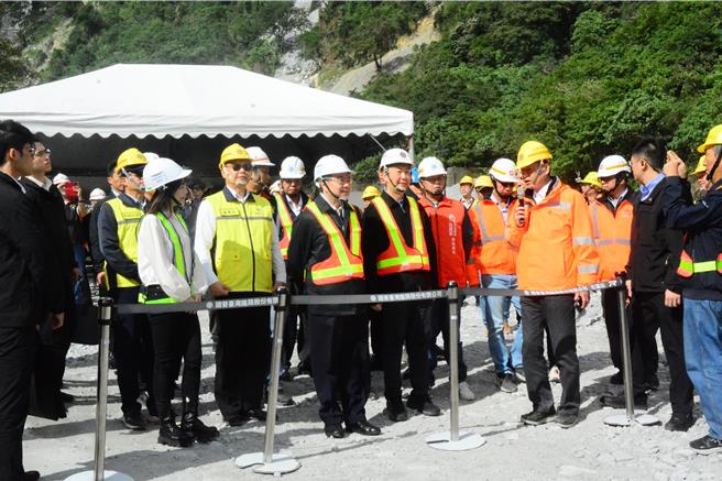行政院长卓荣泰今地视察台铁小清水溪桥西正线通车状况，感谢台铁人员的努力，提早完成。（王志伟摄）