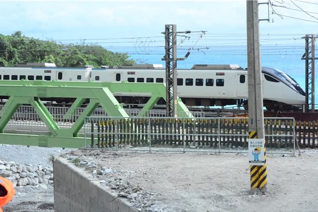 台铁北回线小清水溪桥西正线通车，列车经过，一旁东正线（靠海）明年端午节过后也会改建成。（王志伟摄）