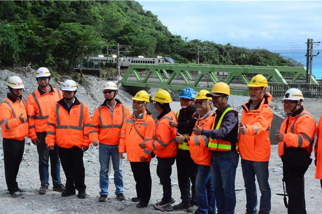 台铁歷经数5个多月施工改建小清水西桥今通车，工程人员在新桥前合影。（王志伟摄）