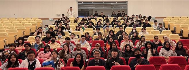 金門大學為讓無法回家過節的境外生感受到新年的喜悅與溫暖，提前與校內印尼學生聯誼會及金馬僑聯會共同舉辦境外學生新年聯歡活動。(圖／金門大學提供)