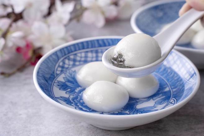 冬至吃汤圆是传统习俗，但该如何避免血糖飙升？（示意图：shutterstock／达志）