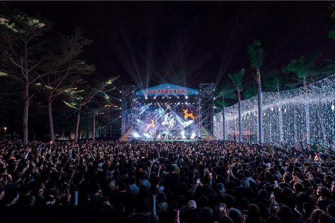 2024高雄圣诞生活节20日在中央公园盛大登场，首日吸引逾8万人前往。（经发局提供／纪爰高雄传真）