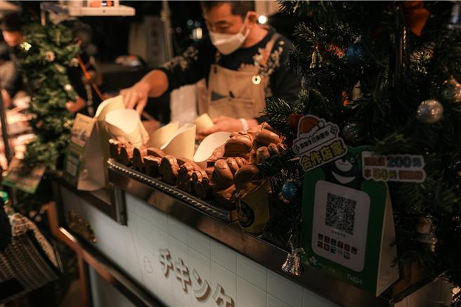 现场除了音乐表演之外，还有超过180摊的主题「圣诞市集」，部分摊商不到晚上九点就完售，更看好本周假日业绩衝高。（经发局提供／纪爰高雄传真）