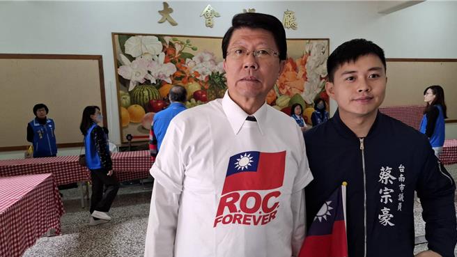 国民党台南市立委谢龙介（左）21日参加台南市党部党庆活动，对立法院通过选罢法、财划法与宪诉法等三项修正案提出看法。（程炳璋摄）