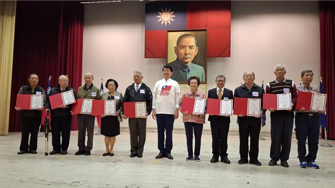 国民党台南市党部主委谢龙介（左六）21日在党庆上表扬资深党员，提出立法院修法攻防意见。（程炳璋摄）