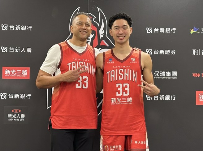 雷克斯首度來台到現在看兒子雷蒙恩打球。(黃及人攝)