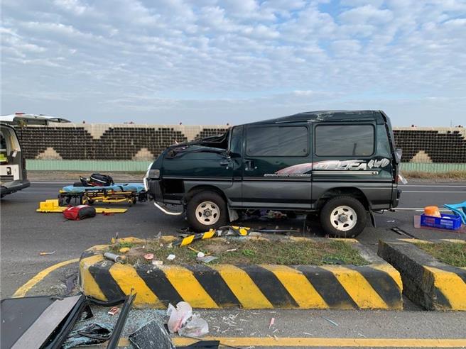 7旬曹姓老翁21日開廂型車行經屏東市和生路時，遭後方來車追撞翻覆至對向車道，由於撞擊力過大導致整車翻轉1圈、駕駛座嚴重凹陷，曹翁送醫後不治。（警方提供／謝佳潾屏東傳真）