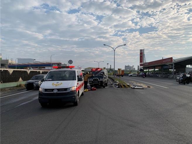 7旬曹姓老翁21日開廂型車行經屏東市和生路時，遭後方來車追撞翻覆至對向車道，由於撞擊力過大導致整車翻轉1圈、駕駛座嚴重凹陷，曹翁送醫後不治。（警方提供／謝佳潾屏東傳真）