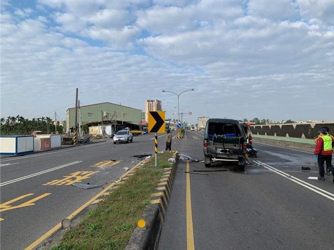 7旬曹姓老翁21日開廂型車行經屏東市和生路時，遭後方來車追撞翻覆至對向車道，由於撞擊力過大導致整車翻轉1圈、駕駛座嚴重凹陷，曹翁送醫後不治。（警方提供／謝佳潾屏東傳真）