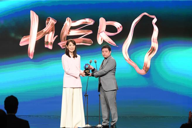 賈永婕（左）頒獎給莊智淵的哥哥。（三立提供）