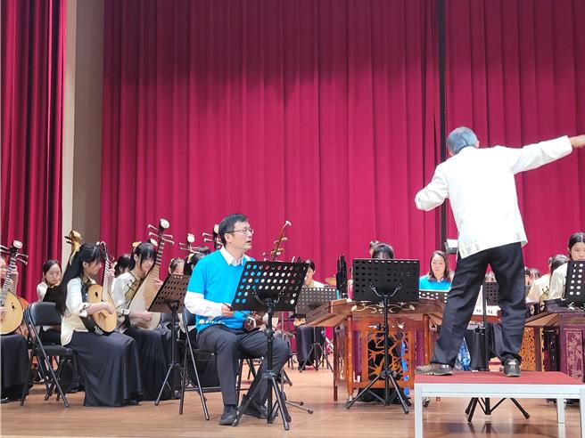 新北市教育局长张明文与两校学生一起演奏「陪我看日出」。（新和国小国乐团提供）