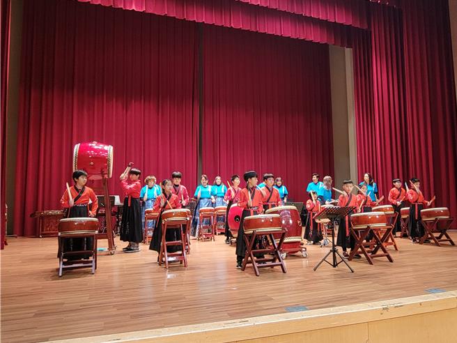 活动开场由新和击鼓队与新和太鼓队一起演出。（新和国小国乐团提供）