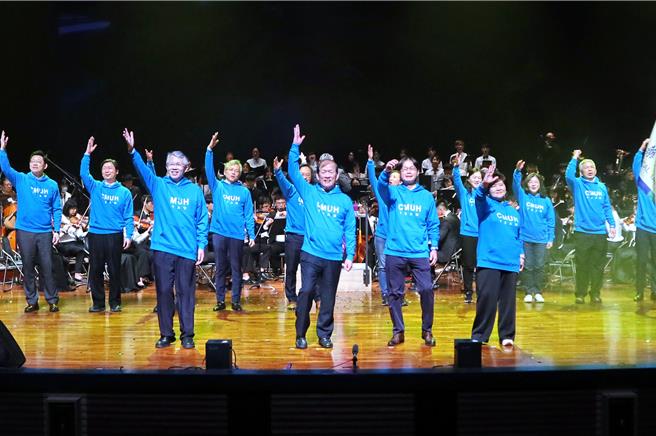 中国医药大学附设医院于中山堂举办「2024 Le Concert of CMUH音乐会」，让员工共享难忘的夜晚，为团队注入活力。（中国附医提供／冯惠宜台中传真）