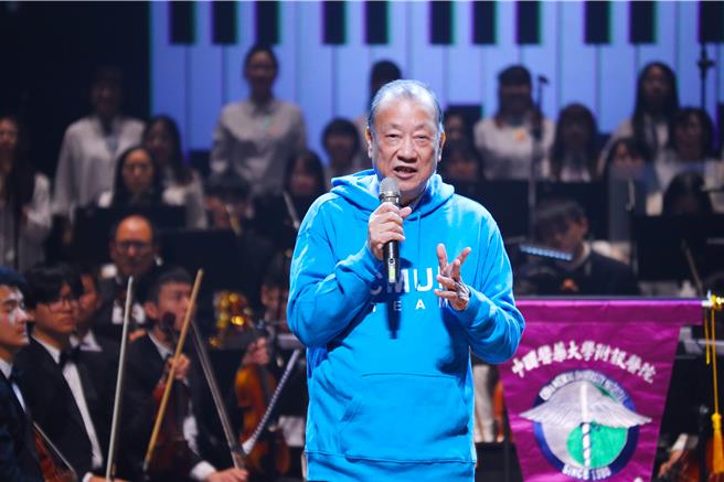 中国医董事长蔡长海感谢全体员工的付出与其家庭的支持，勉励大家以专业与热忱，用心照顾每一位病人，迈向更卓越的未来。（中国附医提供／冯惠宜台中传真）  由员工自发组成的中国医药大学附设医院交响乐团以柴可夫斯基的《1812序曲》为音乐会拉开序幕。（中国附医提供／冯惠宜台中传真）